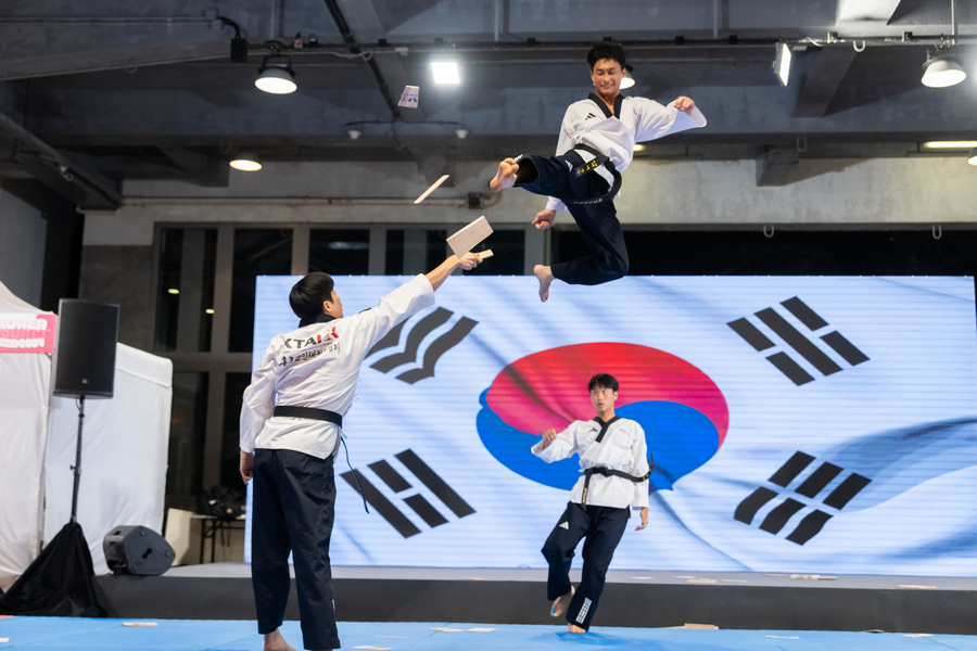 Taekwondo Demonstration Performance at Korea Square on 10.5 (Breaking)