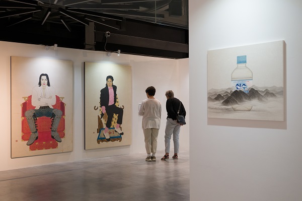 손동현 작품을 감상하는 관람객