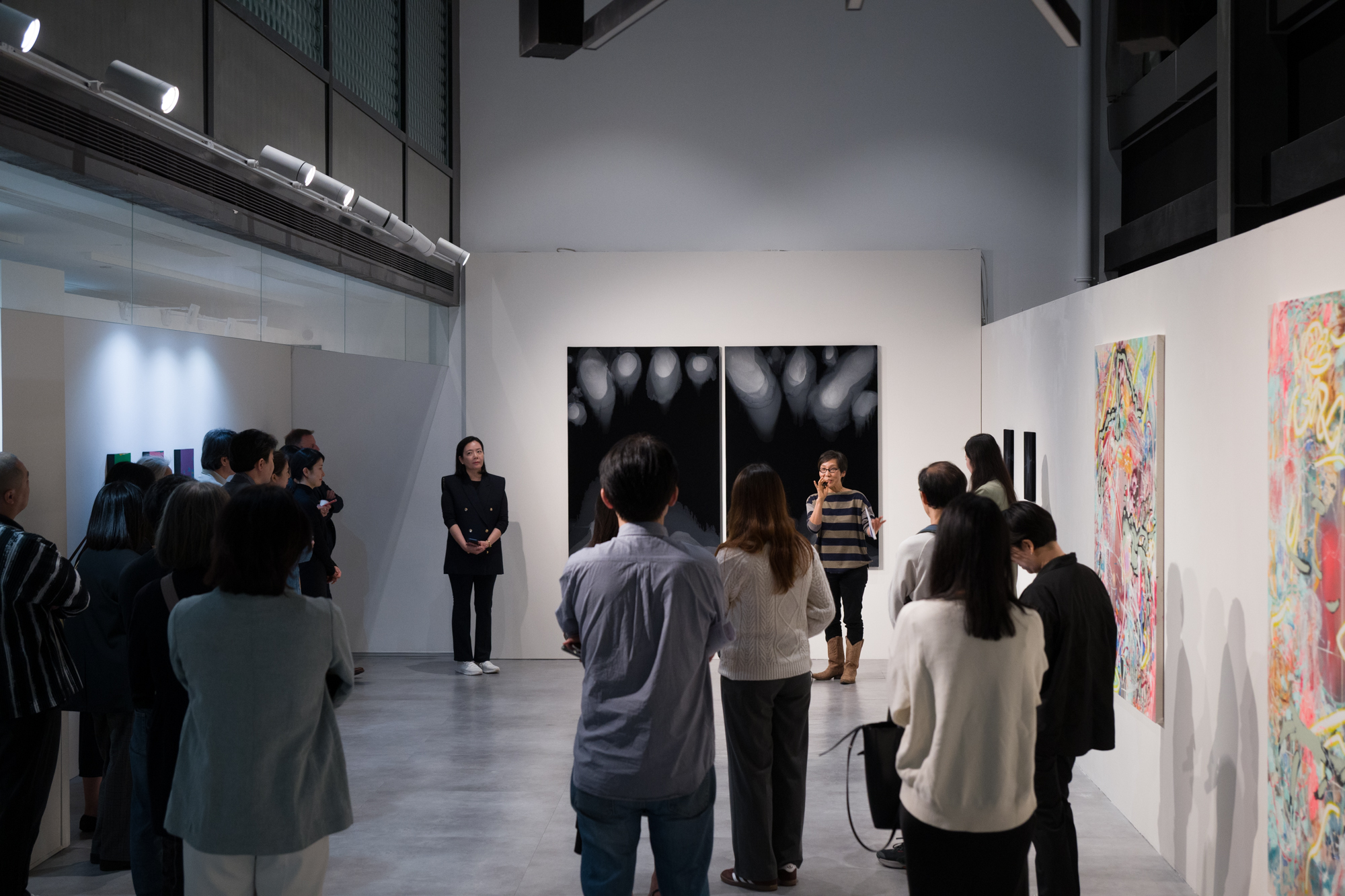 작품 설명을 하는 배상순 작가