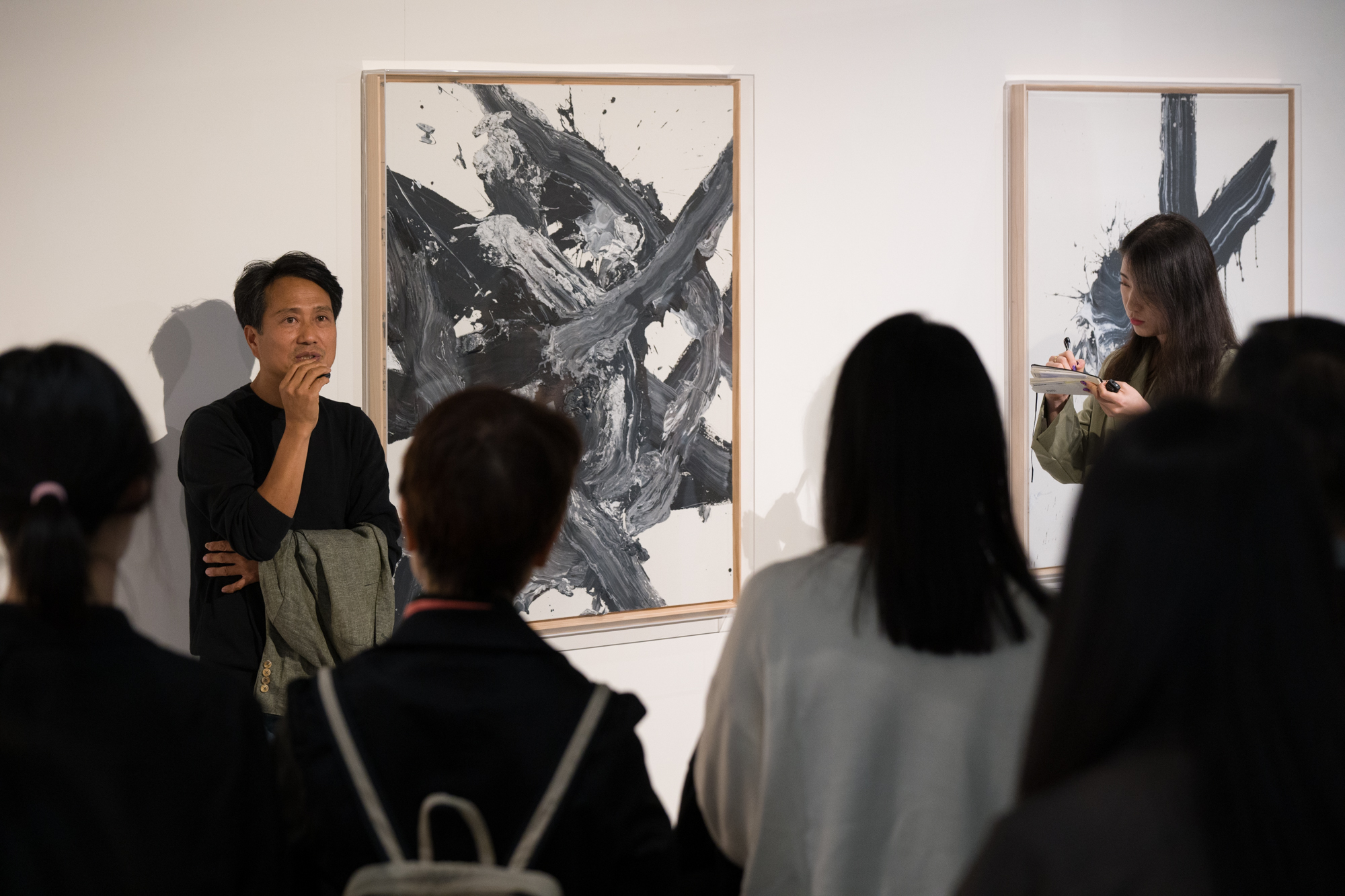 작품 설명을 하는 우종택 작가