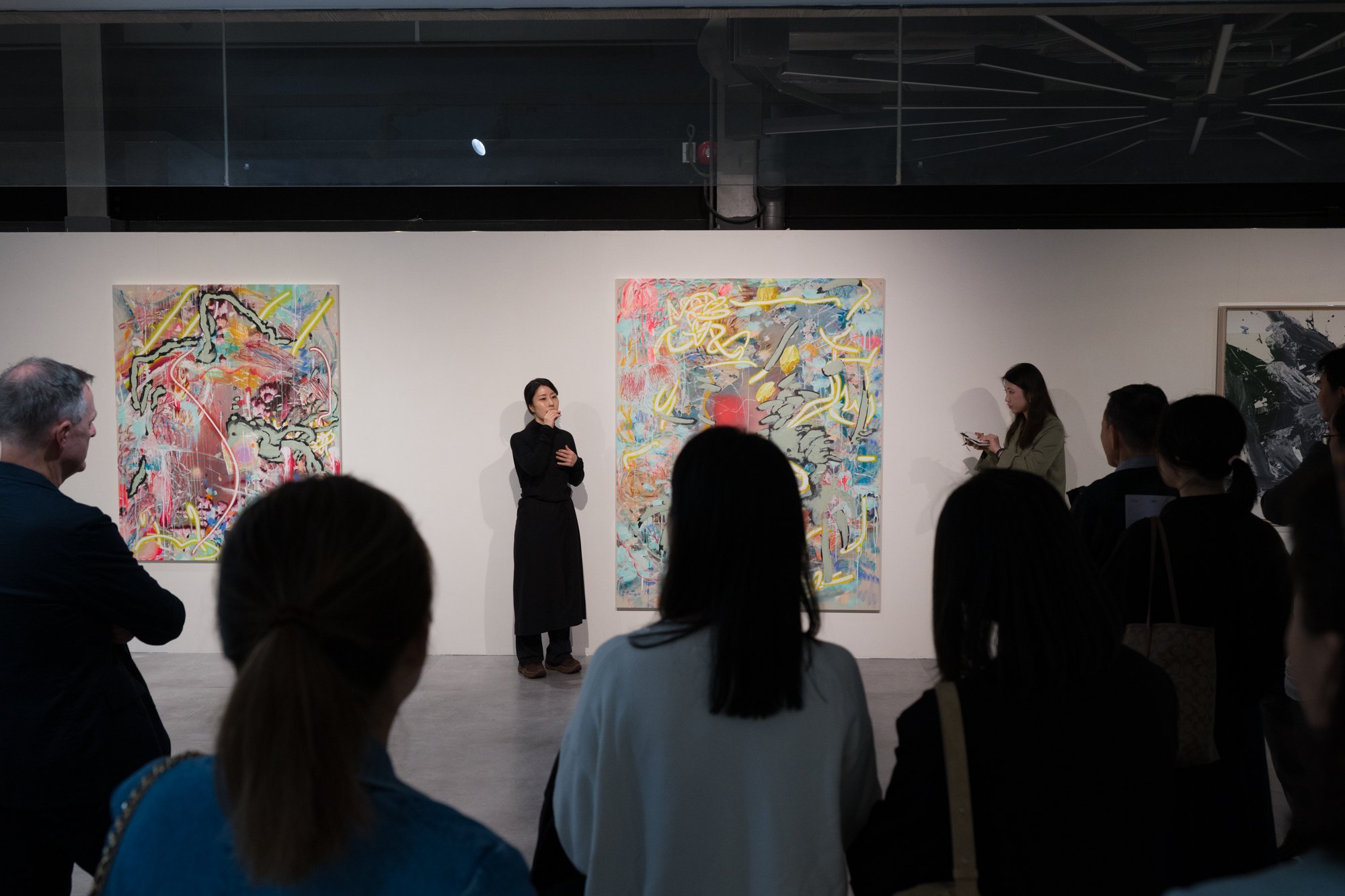작품 설명을 하는 정윤경 작가