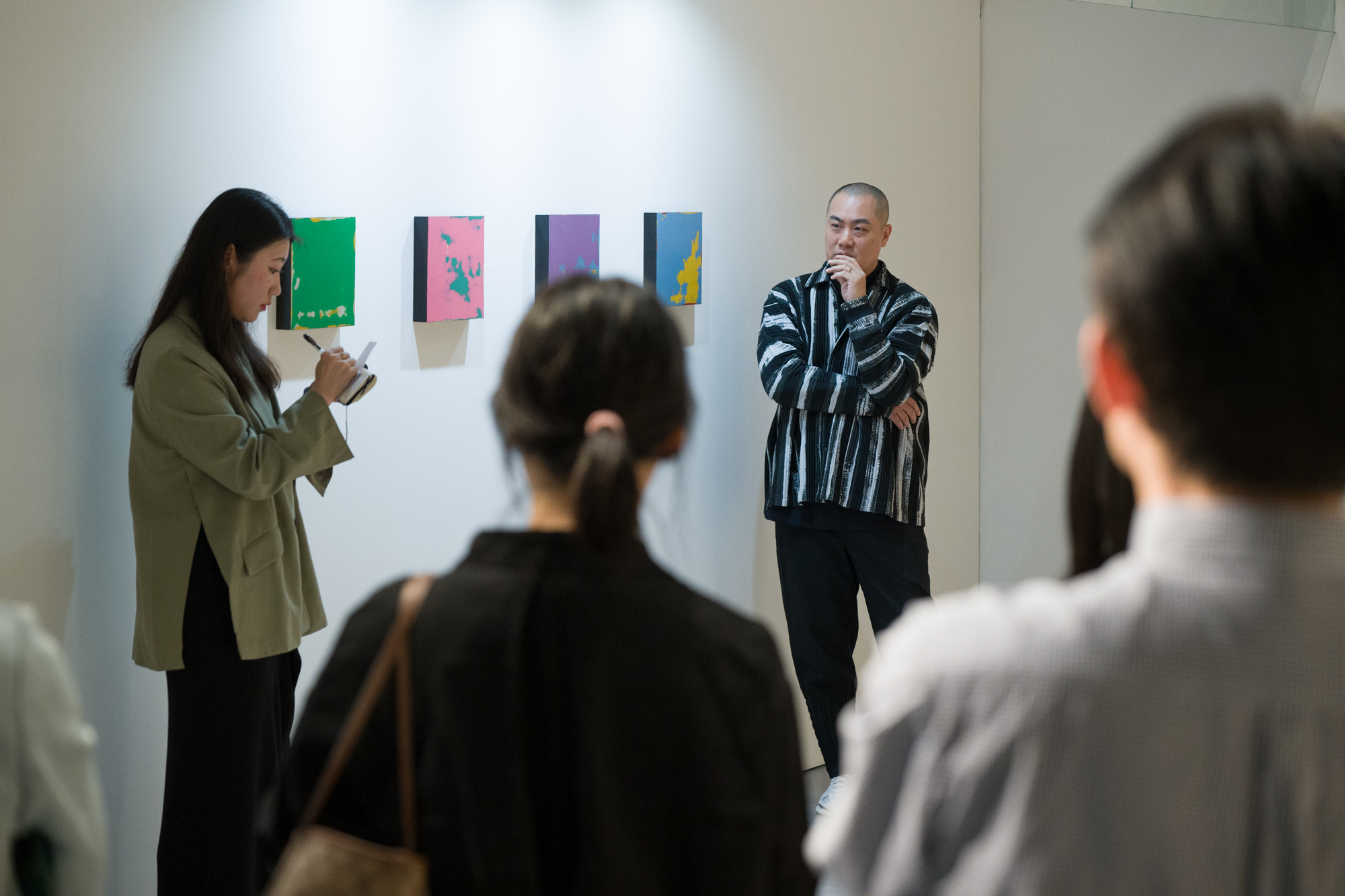 작품 설명을 하는 김덕한 작가