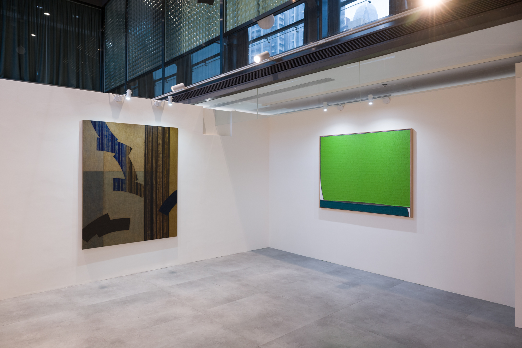 이채 작품(좌), 권숙익 작품(우) 전경