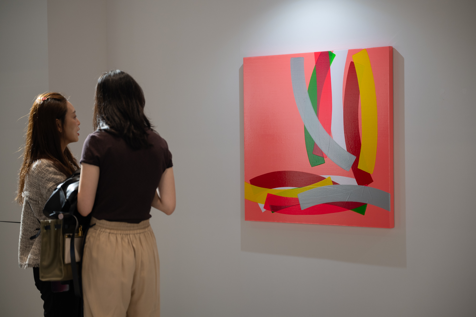 하태임의 작품을 감상하는 관람객들