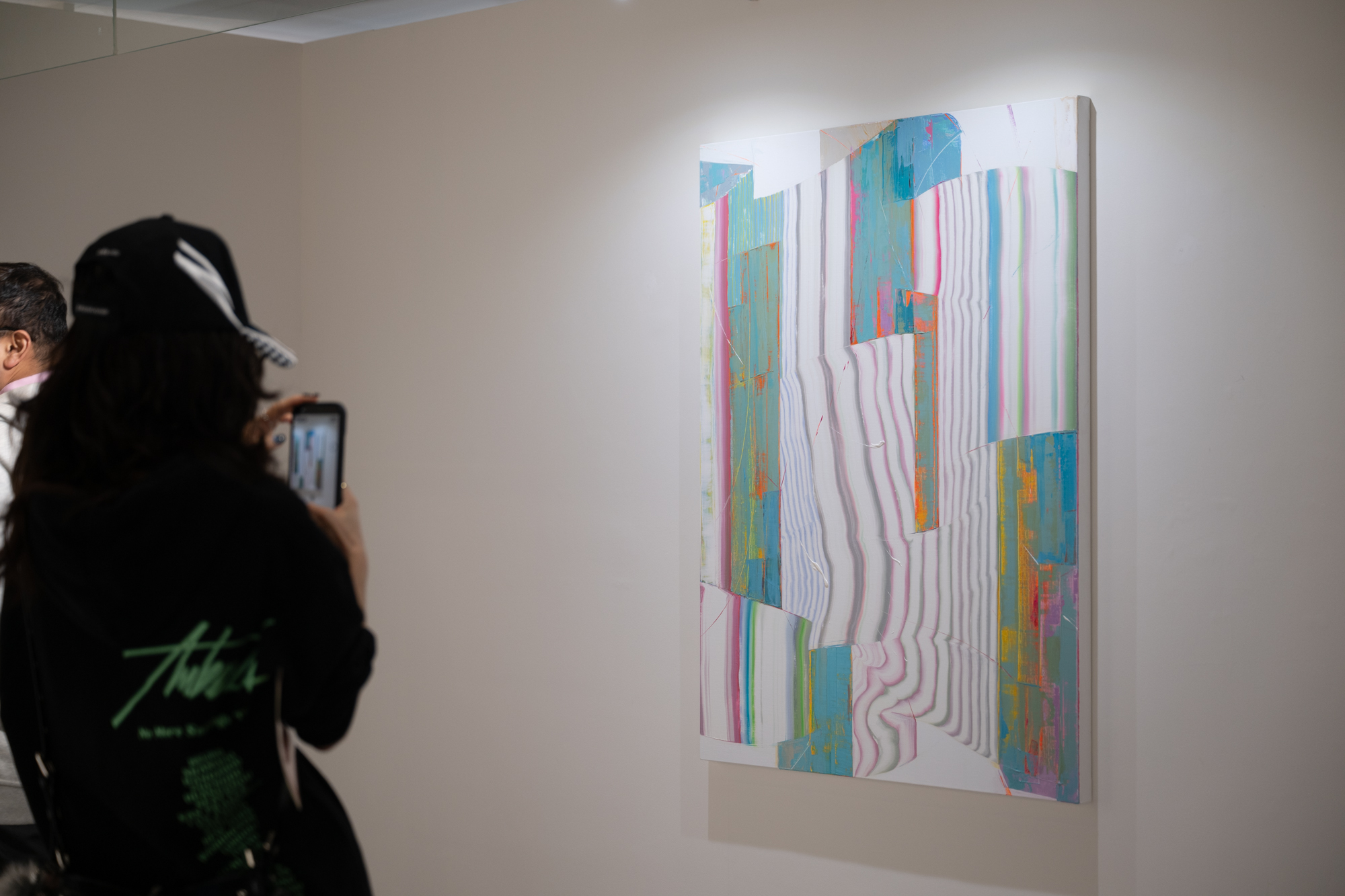 김영헌의 작품을 감상하는 관람객들