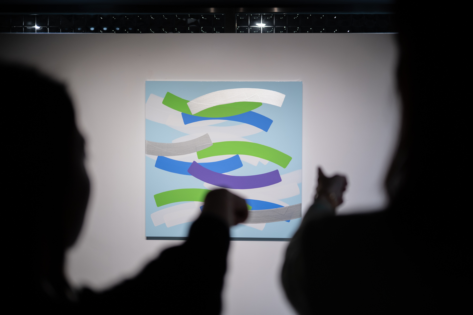 하태임의 작품을 감상하는 관람객들