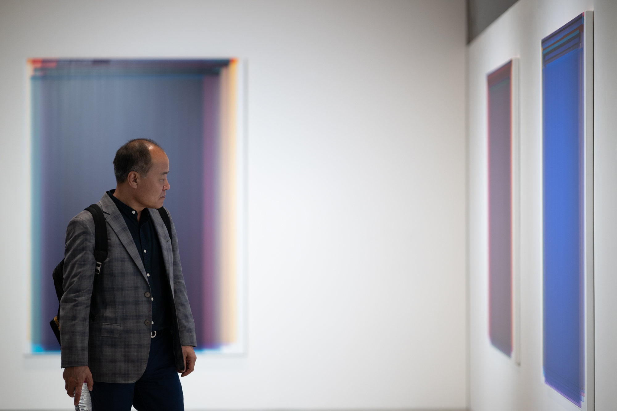 장승택의 작품을 감상하는 관람객들