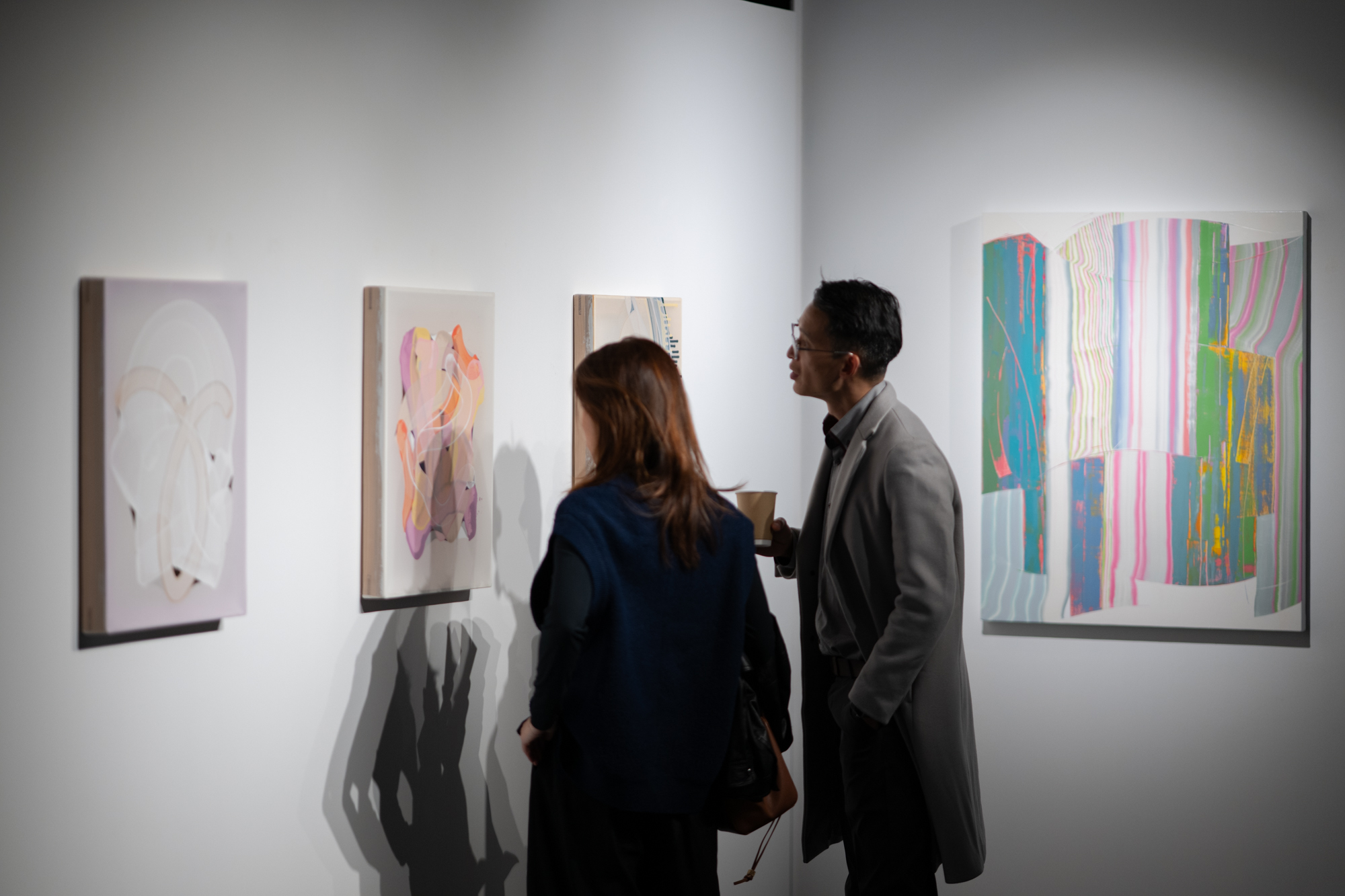 박윤경의 작품을 감상하는 관람객들