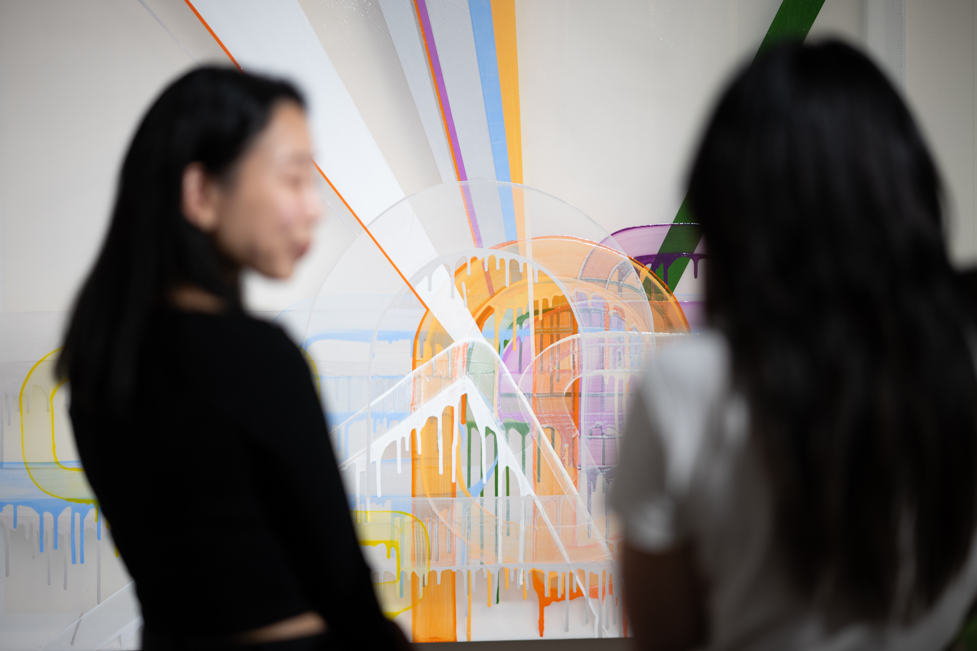 박윤경의 작품을 감상하는 관람객들