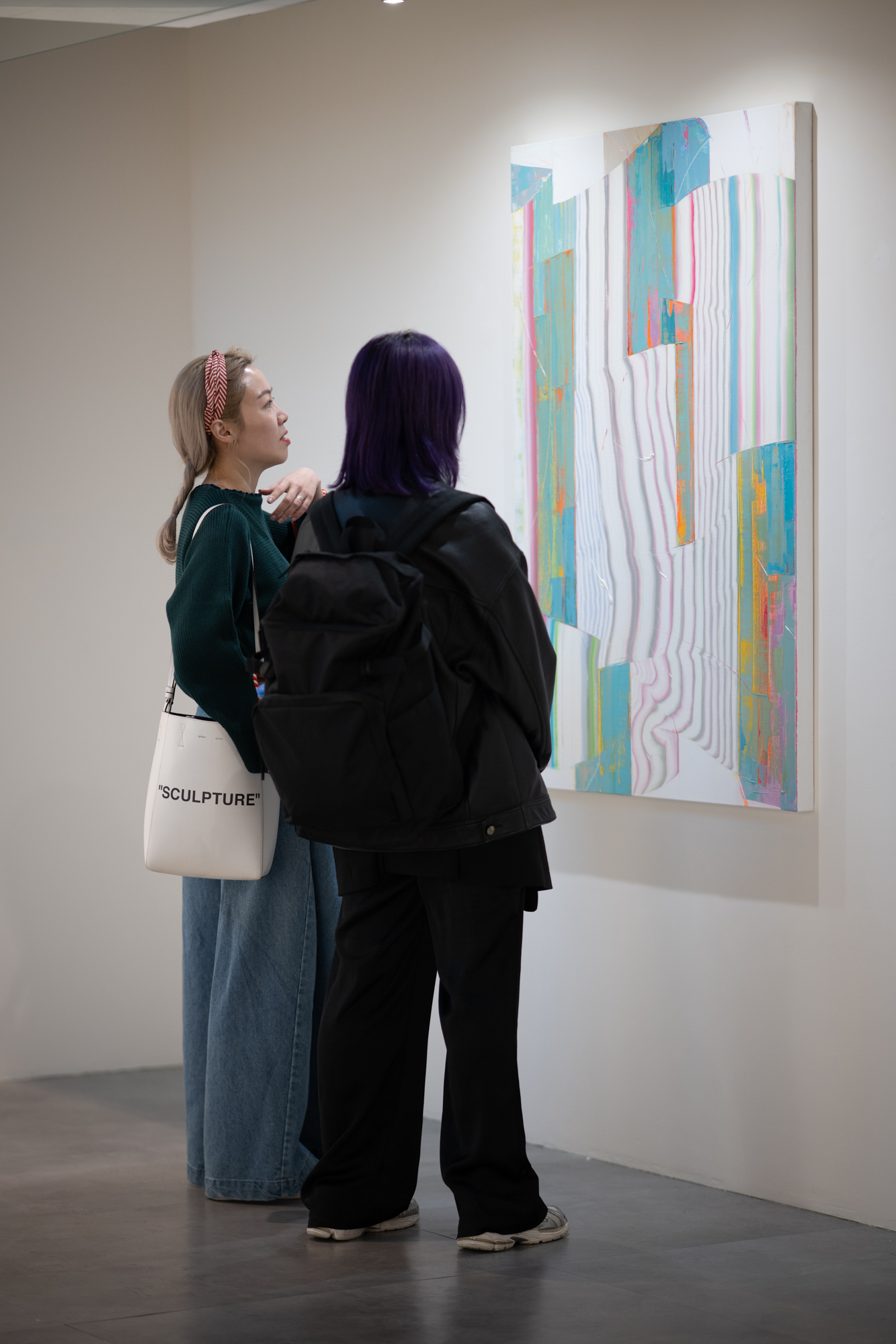 김영헌의 작품을 감상하는 관람객들