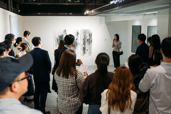 마이클 주의 작품을 설명하고 있는 윤지혜 국제 갤러리 담당자